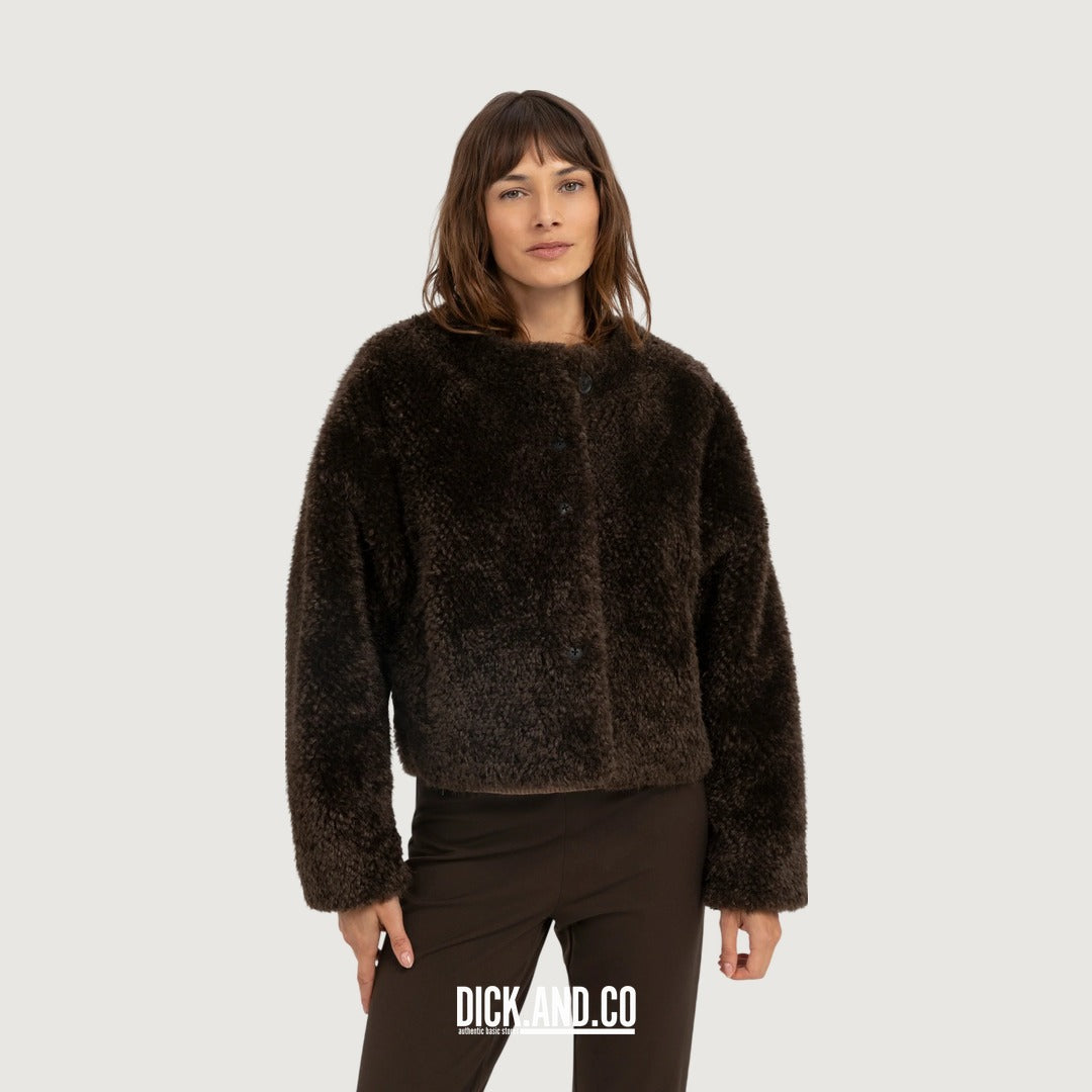 YAYA Oversized korte jas van imitatiebont met knopen in Bruin, gedragen door een model, vooraanzicht