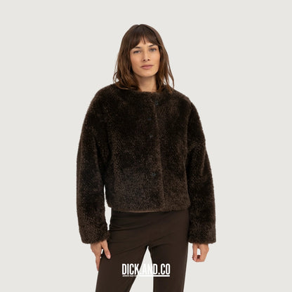 YAYA Oversized korte jas van imitatiebont met knopen in Bruin, gedragen door een model, vooraanzicht