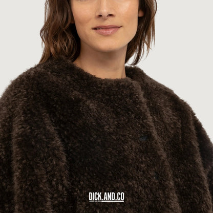 YAYA Oversized korte jas van imitatiebont met knopen in Bruin, gedragen door een model, vooraanzicht