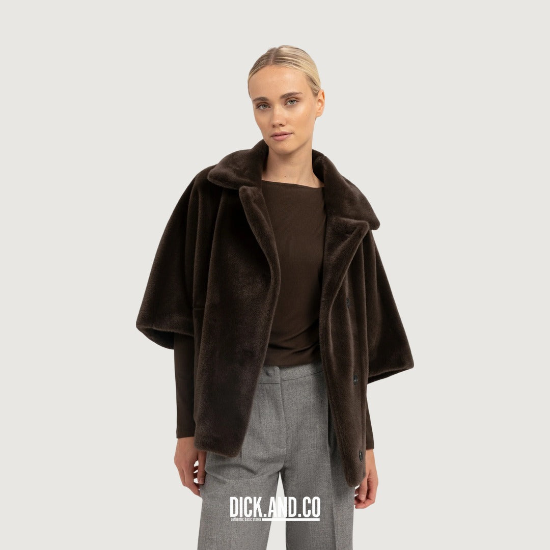 YAYA Oversized omkeerbare jas van imitatiebont in Bruin, gedragen door een model, vooraanzicht