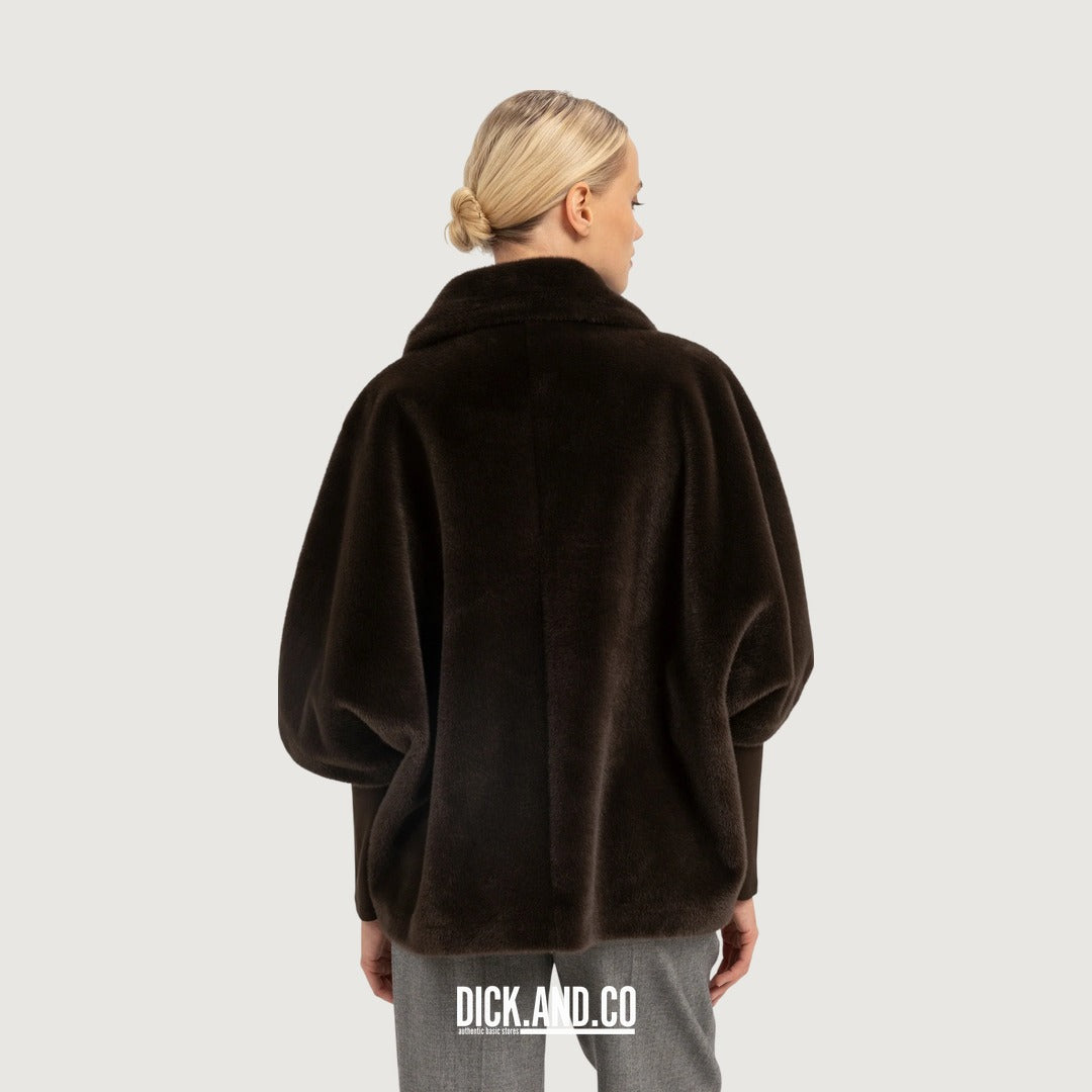 YAYA Oversized omkeerbare jas van imitatiebont in Bruin, gedragen door een model, achteraanzicht