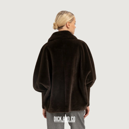 YAYA Oversized omkeerbare jas van imitatiebont in Bruin, gedragen door een model, achteraanzicht
