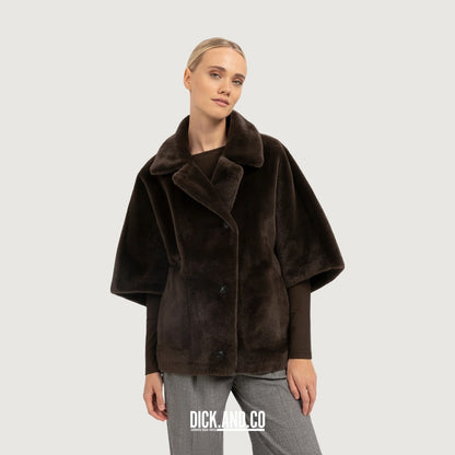 YAYA Oversized omkeerbare jas van imitatiebont in Bruin, gedragen door een model, vooraanzicht