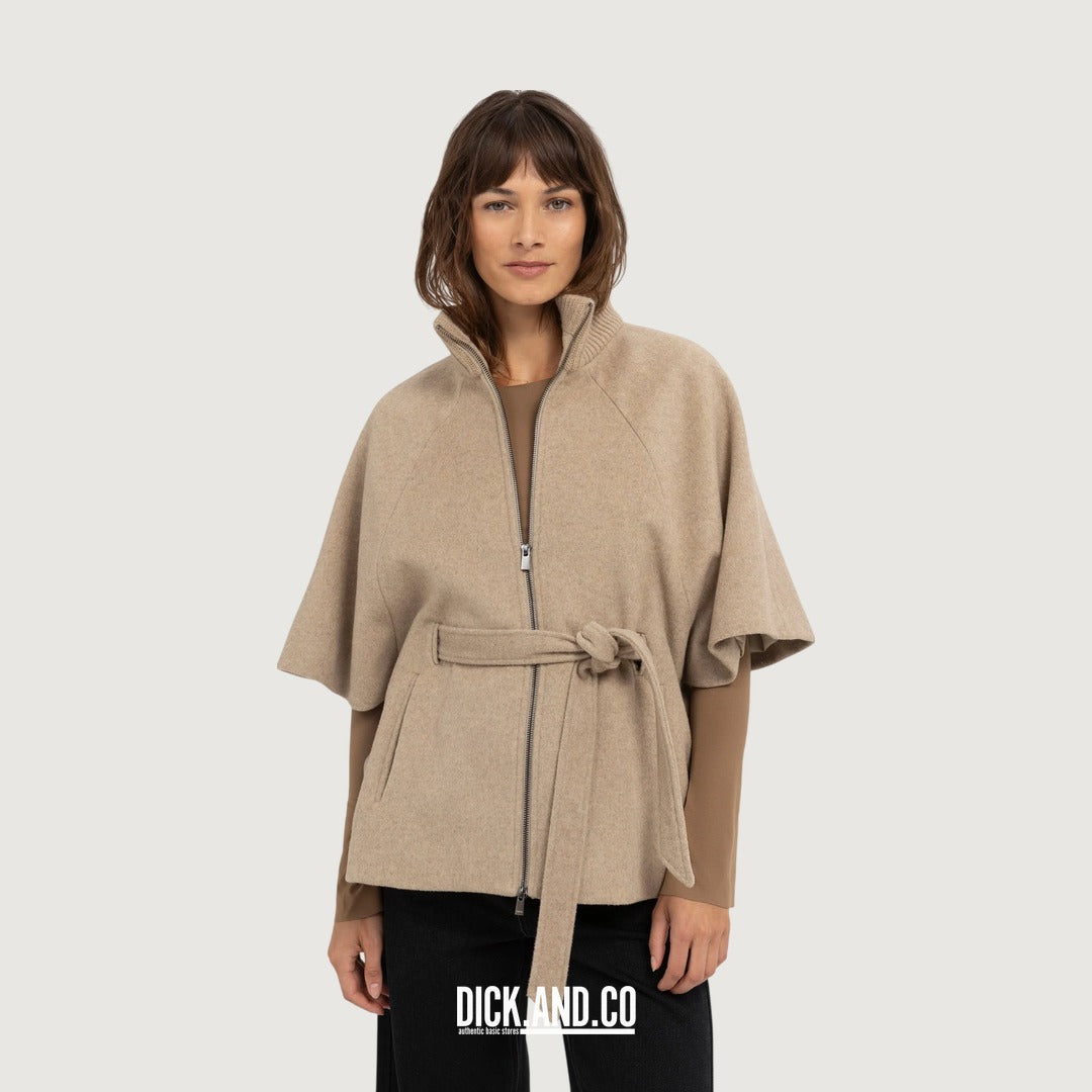 YAYA Ponchojas met ribkraag en ceintuur in Beige, gedragen door een model, vooraanzicht