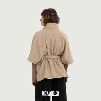 YAYA Ponchojas met ribkraag en ceintuur in Beige, gedragen door een model, achteraanzicht