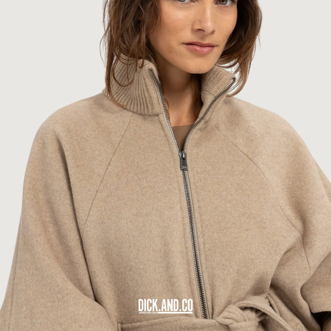 YAYA Ponchojas met ribkraag en ceintuur in Beige, gedragen door een model, vooraanzicht