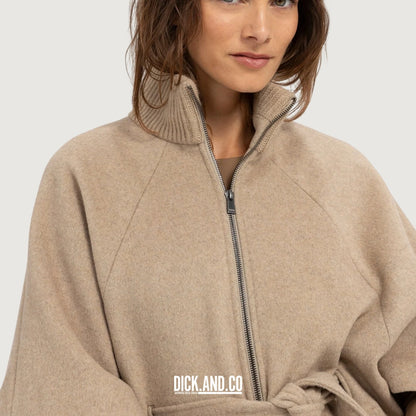 YAYA Ponchojas met ribkraag en ceintuur in Beige, gedragen door een model, vooraanzicht