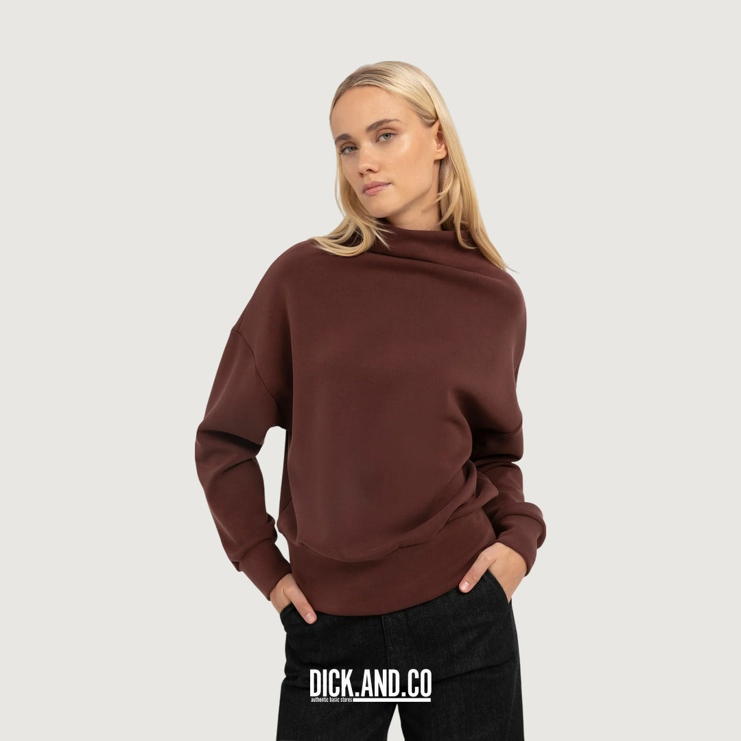YAYA Sweater met gedrapeerde hoge hals in Rood, gedragen door een model, vooraanzicht