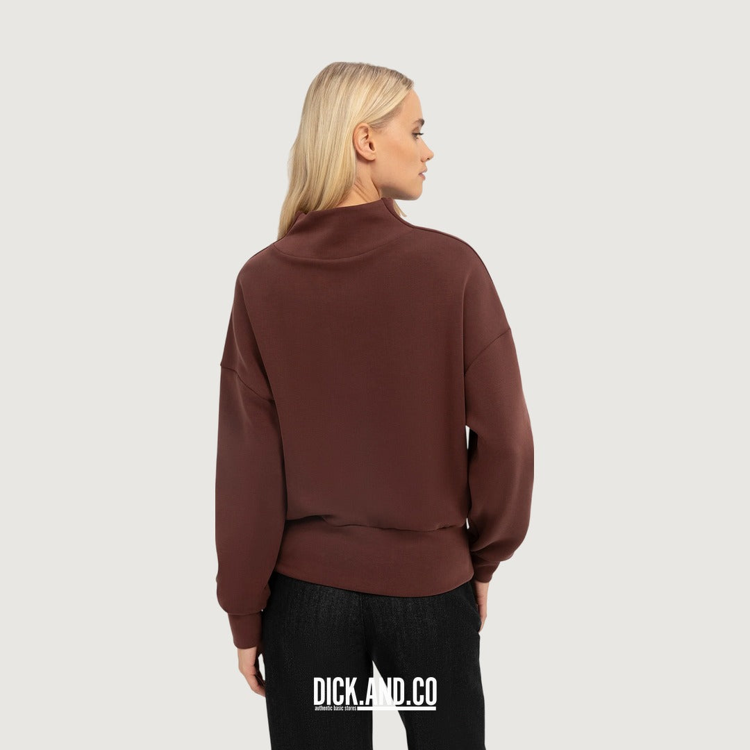 YAYA Sweater met gedrapeerde hoge hals in Rood, gedragen door een model, achteraanzicht