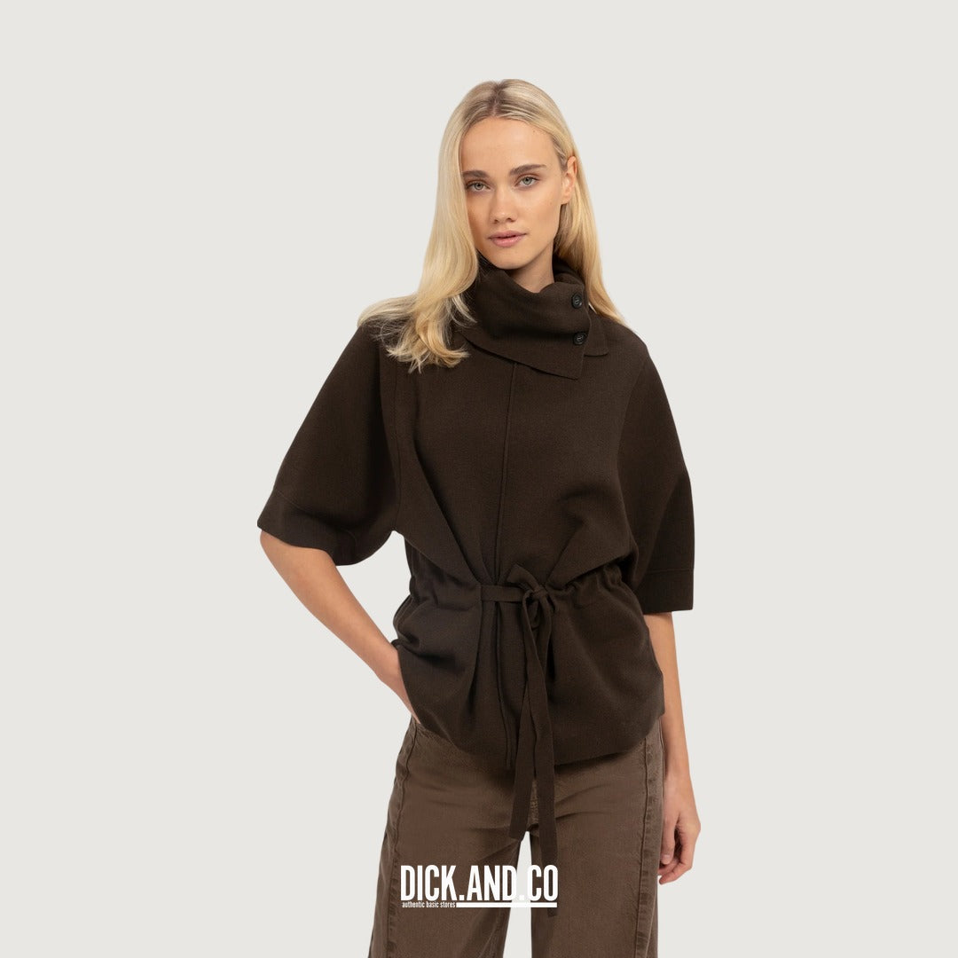 YAYA Sweater met hoge hals en strikceintuur in Bruin, gedragen door een model, vooraanzicht