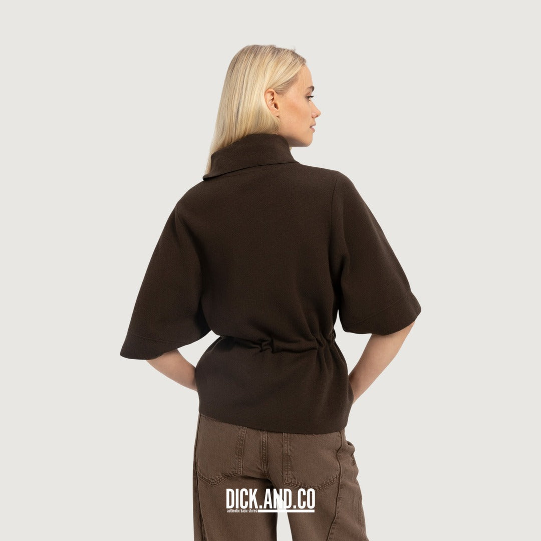 YAYA Sweater met hoge hals en strikceintuur in Bruin, gedragen door een model, achteraanzicht