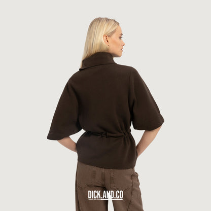 YAYA Sweater met hoge hals en strikceintuur in Bruin, gedragen door een model, achteraanzicht