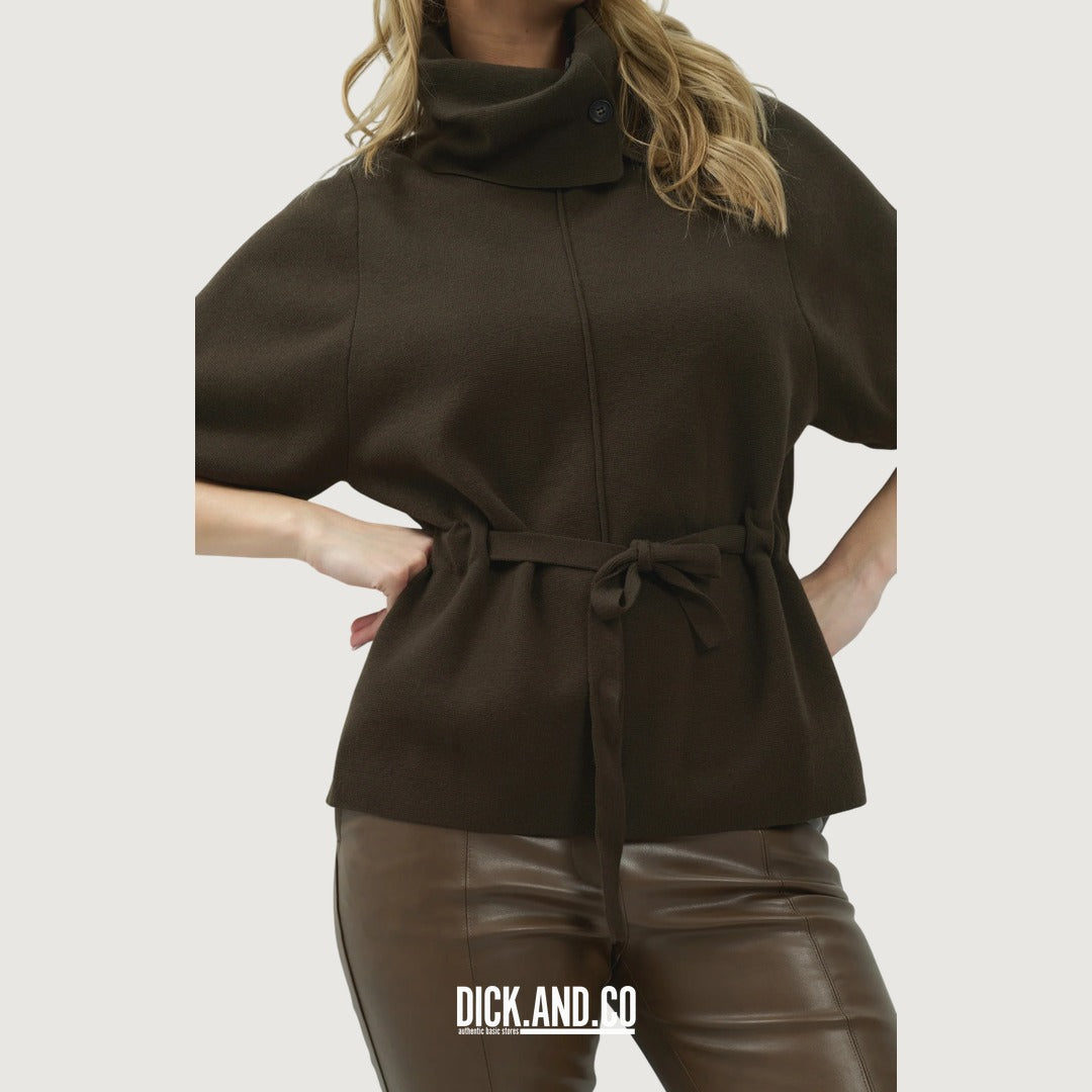 YAYA Sweater met hoge hals en strikceintuur in Bruin, gedragen door een model, vooraanzicht