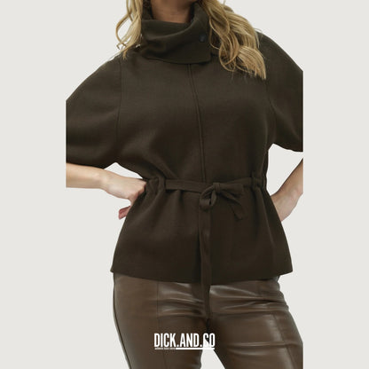YAYA Sweater met hoge hals en strikceintuur in Bruin, gedragen door een model, vooraanzicht