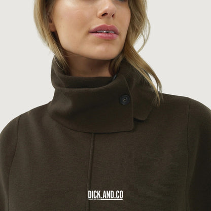 YAYA Sweater met hoge hals en strikceintuur in Bruin, gedragen door een model, vooraanzicht
