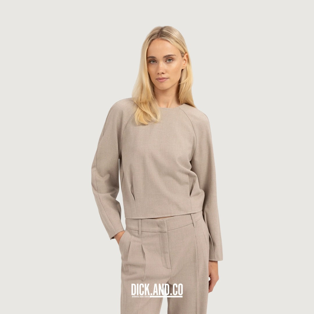 YAYA Top met subtiel bloezende zoom in Beige, gedragen door een model, vooraanzicht