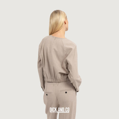YAYA Top met subtiel bloezende zoom in Beige, gedragen door een model, achteraanzicht