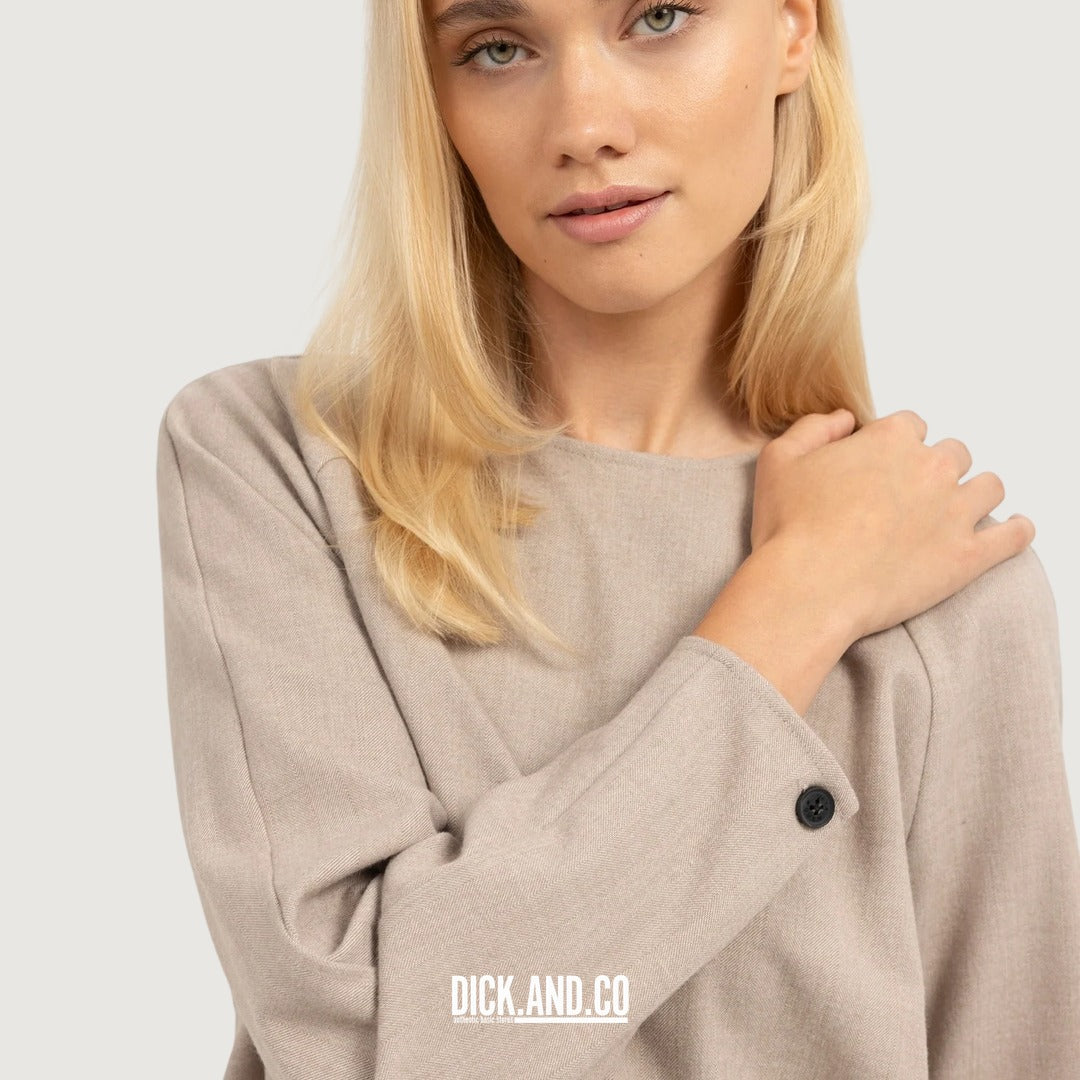 YAYA Top met subtiel bloezende zoom in Beige, gedragen door een model, vooraanzicht